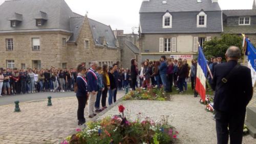 Commémoration de l'appel du 18 juin, à Saint-Pol-de-Léon avec les jeunes de l'ensemble scolaire du Kreisker 